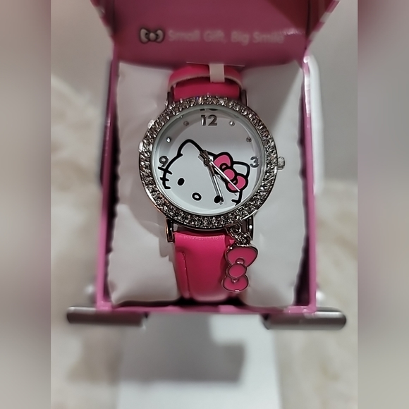 Sanrio Hello Kitty Watch with pink band,hanging Bow Charm. CZ Trim Around Face - Picture 1 of 6